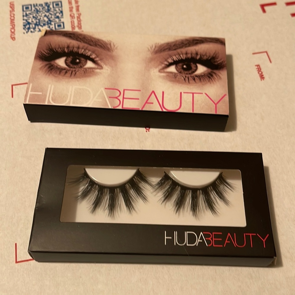 New In Box - Huda Beauty Lashes